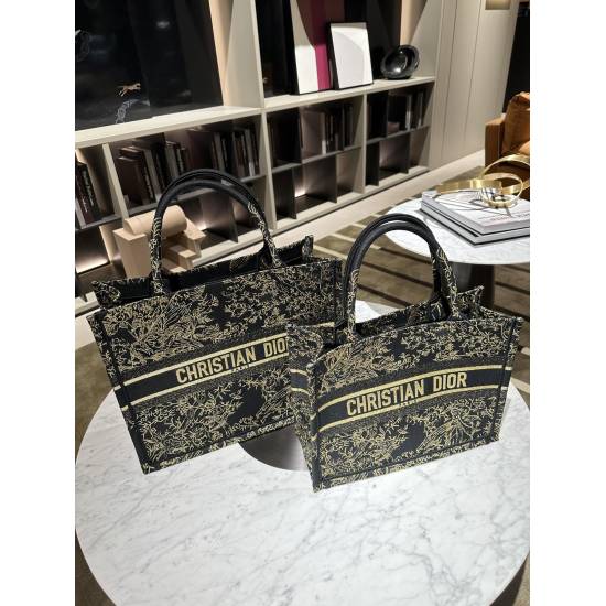 On October 7, 2023, the p315/p305Dior Book Tote is an original work signed by Christian Dior Art Director Maria Grazia Chiuri and has now become a classic of the brand. This small style is designed specifically to accommodate all your daily necessities, w