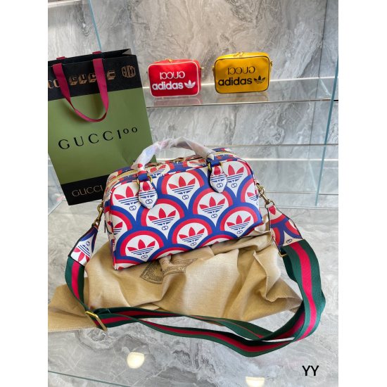 On October 3, 2023, p195 was truly amazed by Gucci X Adidas. Explore the joint collection of ribbons and GG letter interweaving patterns cleverly paired with white three stripes and clover logo. The inspiration for this collection comes from the creative 