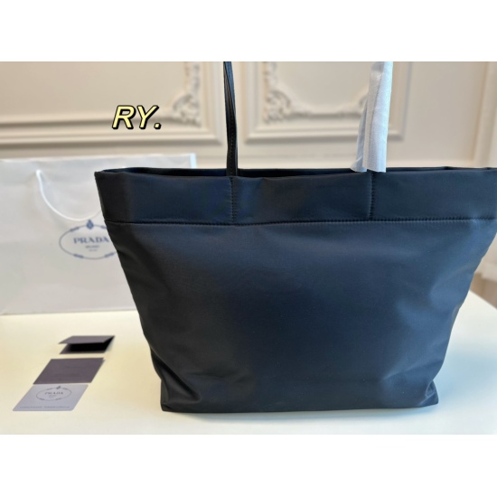 2023.11.06 P155 (no box) size: 3932PRADA New Prada Shopping Bag: Nylon waterproof fabric, simple and lightweight, with large interior space and strong practicality! A stylish and versatile shopping bag that never goes out of style