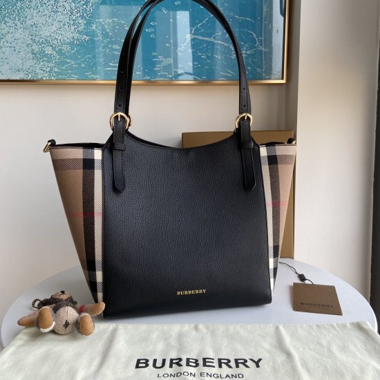 On March 9, 2024, the original P650 Burberry exquisite grain leather tote bag is paired with House Check plaid cotton twill side trim, and the open bag mouth is tied with a magnetic drawstring, showcasing unique and fashionable quality. Multiple inner poc