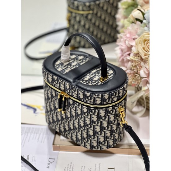 20231126 Large 830 Dior New Makeup Box Bag~More Exquisite Shape. The exquisite design fully embodies Dior's exquisite craftsmanship, making it an ideal travel companion. Paired with leather shoulder straps of the same color, it can be carried by hand or c