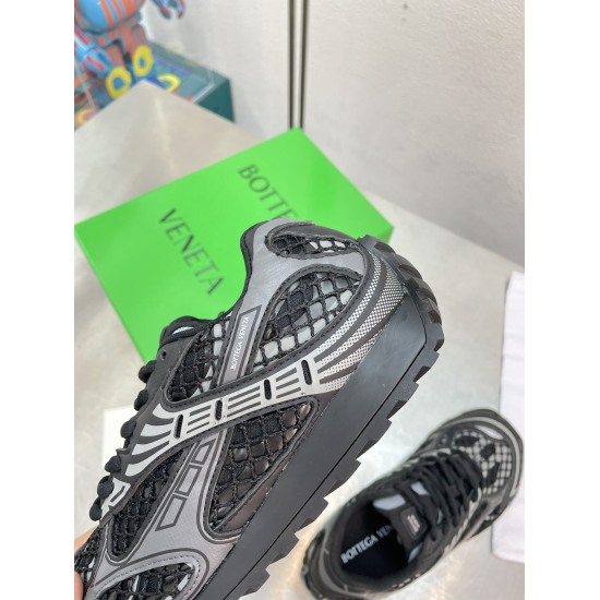 On January 5, 2024, the 310BV Orbit sports shoes produced by Wang Yibo are the same as the couple's dad shoes Runner sports shoes, made of lightweight technology mesh fabric. Rubber outsole with geometric pattern design. Rocket series high version recogni