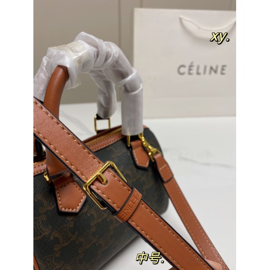 2023.10.30 P165 (with box) size: 1914 (medium) CELINE New Presbyopia Boston Pillow Bag Retro Presbyopia ➕ High precision steel hardware ✨ Handheld, one shoulder crossbody, large capacity for autumn and winter, paired with truly super nice, fashionable and