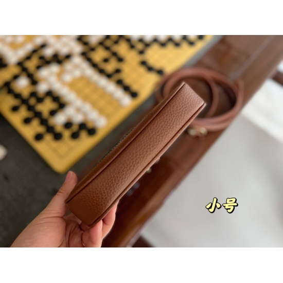 2023.10.03 220 210 box size: 28 * 18cm (large) 20 * 15cm (small) GG denim jackie1961 is very classic and retro! Mobile phone max can be put down! Double G jacquard denim fabric ➕ Premium brown leather! ⚠️ Pair with a single leather shoulder strap!