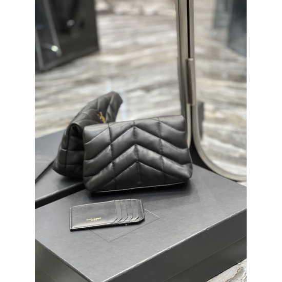 20231128 batch: 570 black gold buckle Loulou buffer_ The trumpet carrying a bag is coming! The whole bag is made of soft Italian sheepskin, paired with Y family diagonal stripe stitching technology. It has a soft texture front flap bag, paired with an exq