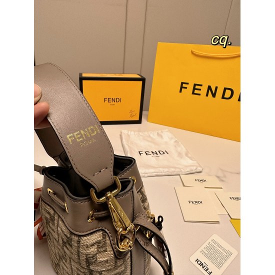 2023.10.26 P200 (Folding Box) size: 1712FENDI Fendi Mini Bucket Drawstring Bag Chenille Fabric: Velvet effect! Humanized design shoulder strap, can be carried by hand or cross body! Cute and exquisite, essential for autumn and winter concave designs ❗ :