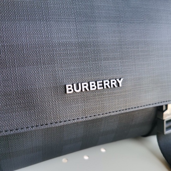2024.03.09 P660 [Top of the line Original] Burberry style upright messenger bag, embellished with brand charcoal gray plaid design, paired with smooth leather decoration and logo design. Featuring zippered pockets for easy storage of small items. Paired w