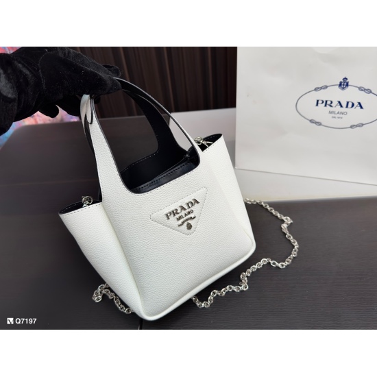 2023.11.06 200 gift box size: 17 * 15cmprad Prada vegetable basket counter Tote leather handbag ✔ Cowhide quality ✔ Leather wrapped magnetic buckle main compartment ✔