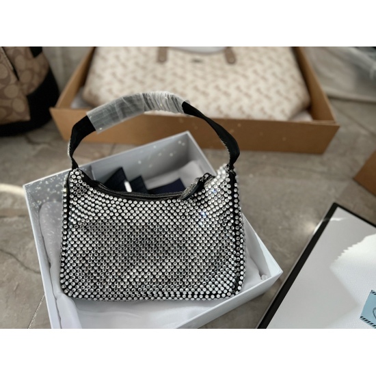 On November 6, 2023, a real photo of the shipment of 205 comes with a box size of 23 * 13cmprad. The crystal hobo bag is definitely not immune to this fully drilled pit bag, although it is small, its capacity is large! Enough for daily use~Various party b