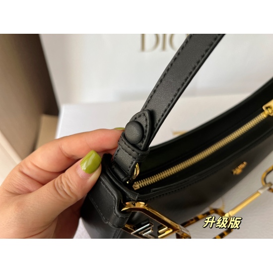 2023.10.26 220 box (upgraded version) size: 30 * 10cm Fendi o 'clock Underarm bag is really beautiful! The metal and tortoiseshell buckle chain is so beautiful that it violates the rules!!!