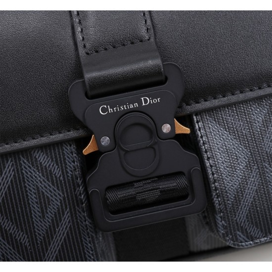 20231126 610 Top of the line Dior Hit the Road handbag, paired with shoulder straps, is a new product of the season that blends modern style with Dior's high order spirit. Crafted with gray CD Diamond patterned canvas and smooth cowhide leather, featuring