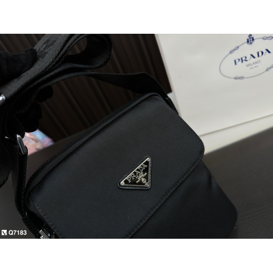2023.11.06 160 (same price) ♥ Prada/Prada 23 New Product Postman Bag Camera Bag Logo Hardware Original One to One Quality Built-in Partition Layer Fried Chicken Versatile and Practical A Favorite Beauty Girl Get Started! Store Owner Recommended Quality Su