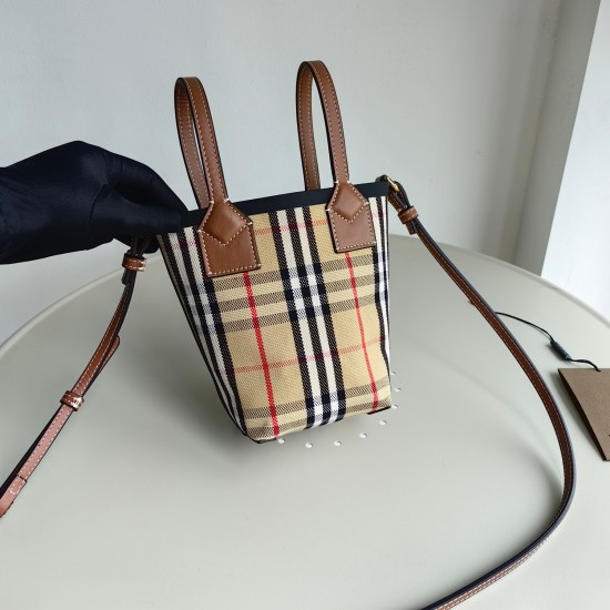 2024.03.09p550 【 Top of the line original from B 】 Exquisite tote bag made of cotton canvas fabric, decorated with Burberry plaid. Paired with adjustable shoulder straps, it can create a sloping back shape. Size: 13 x 8.5 x 19.5cm Style: 80704611