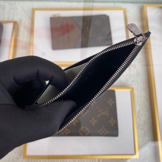 20230908 Louis Vuitton] Top of the line exclusive background M69533 Grey Flower Size: 8.0x 14.5x 1.0cm This COIN clip combines Taga leather and Monogram canvas with harmonious colors, outlining concise lines. The silver zipper hides the change bag underne
