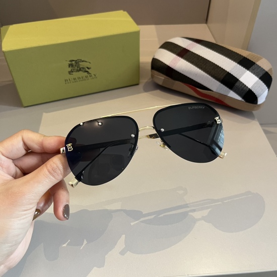 220240401 95Burberry's new integrated driving mirror sunglasses are a must-have for travel, with multiple celebrities and the same style of sunglasses for men and women. Flying sunglasses for both men and women