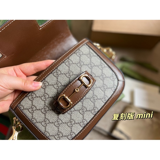 2023.10.03 New Year's Battle Bag 215 High Order Edition (Gift Box) Size 20 * 14cm Full Set Customized Packaging ‼   Saddle bag, the mini size you are longing for has finally been arranged in a size that is huge and cute, and paired with two shoulder strap