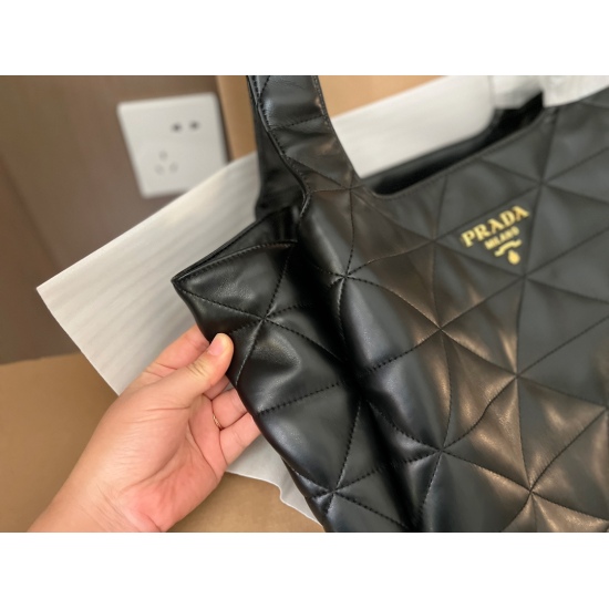 2023.11.06 250 no box size: 39 * 35cm PRADA Linggetote 22 Super Invincible suitable for autumn and winter beauties, all of you have seen it