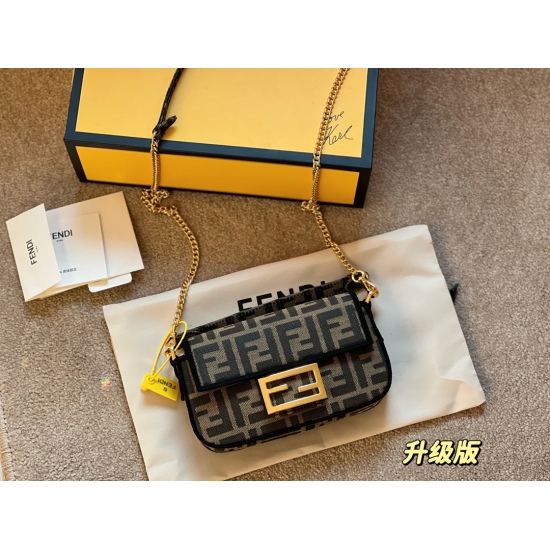 On October 26, 2023, the 210 box (upgraded version) size: 18 * 10cm Fendi Baguette is not a problem with single shoulder or diagonal spans, giving it a lazy and lazy street style. Small and cute! Super user-friendly!