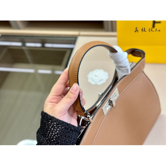 2023.10.26 260 with foldable box size: 33 * 25cm Fendi peekaboo series 23 soft leather series Both compartments are opened and closed with classic PEEKABOO rotary locks. Hard partition with a pocket.
