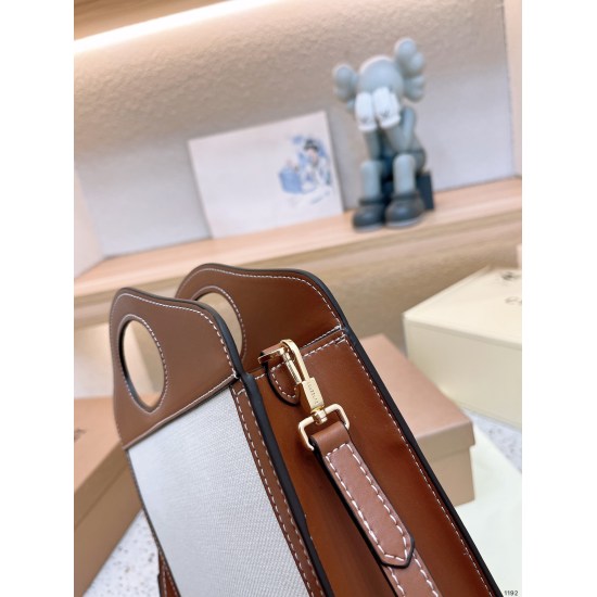 2023.11.17 P215 Autumn's First Bag | Burberry Canvas Courier Bag Comes with Canvas and Brown Leather Splice, which is indeed the most suitable bag for autumn. It can be carried and shouldered, with a super large capacity. The entire bag is square, retro a
