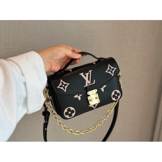 On October 1, 2023, 250 box size: 21 * 13cmL, home new small postman metis, come here! The perfect size of the LV messenger bag is here, and the usage rate is super high! Cute and lovely finally!! Out!