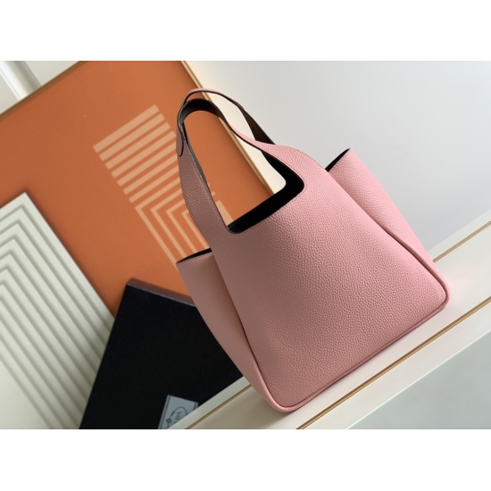 March 12, 2024 P870 ✨ New product launch ✨ The latest water bucket bag is popular worldwide, and P's water bucket bag has added new members. The soft and delicate calf leather underarm bag is equipped with double handles on the inside and outside and a si