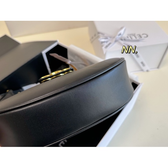 2023.10.30 P195 (Folding Box) size: 2313Celine Sailing's latest triumphal arch Eva armpit crescent shaped armpit design ➕ The Triumphal Arch logo has a casual feel all over it, it's really amazing! The capacity can meet the current needs of going out, mak