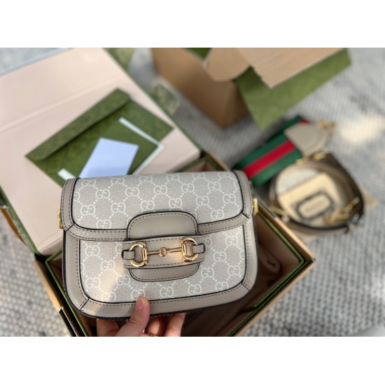 2023.10.03 225 High Order Edition (Gift Box) Size 20 * 14cm Full Set Customized Packaging ‼️   The saddle bag is cute and adorable in milk tea color, with a huge and cute size paired with two shoulder straps. It can be easily switched between thick and th