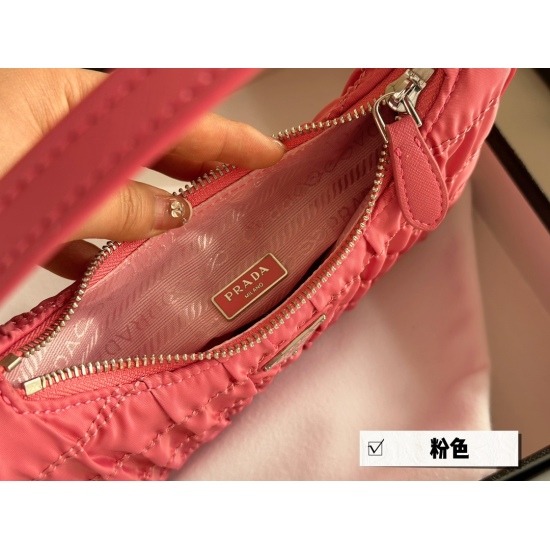 2023.11.06 165 comes with a box size of 22 * 13cm Prad hobo pleated underarm bag, which is truly perfect! packing ✔️ The design is super convenient and comfortable!