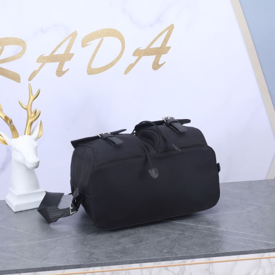 On March 12, 2024, a price adjustment of 550 P home counter new women's shoulder BZ811 with small backpack has arrived. ECONYL recycled nylon and Saffiano leather materials, recycled nylon coated fabric decoration+flap with buckle and magnetic buckle, two