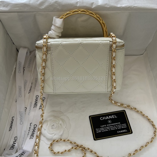 Chanel23A New Handle Series Long Box Makeup Bag, I fell deeply in love with imported lambskin at first sight, with a smooth and delicate texture. Firstly, it has a comfortable and super good hand feel ☑️ Not to mention the beauty, it's not wrong to just c