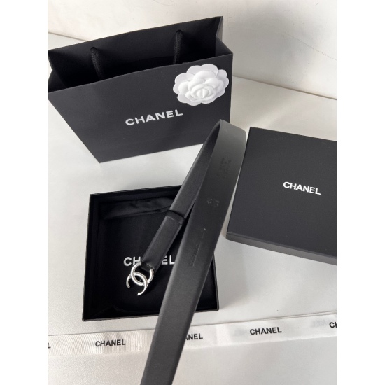Chanel's original order has a width of 3.0CM and is made of double-sided original calf leather. The leather is soft and delicate, with a good touch. Multiple buckle options, finely crafted. The upper body effect is very good