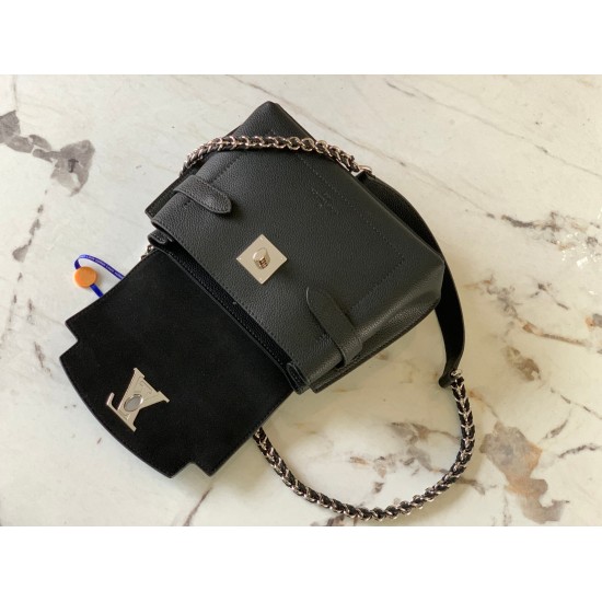 20231125 P930 [Premium Original Leather M20997 Black] This season, the small and exquisite Lockme Ever handbag is dyed with trendy new colors of grain leather. Exquisite lines and iconic LV padlocks convey a trendy style, elegantly woven chain straps enab