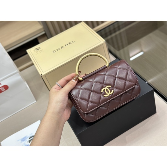 On October 13, 2023, 210 comes with a foldable box size of 17 * 11cm. Chanel enamel handle, small waste bag, metal bracelet is simply irresistible. Can Coco not love it?
