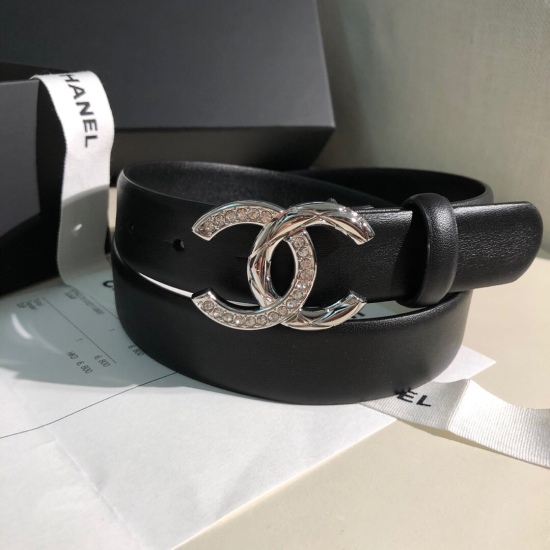 On December 14, 2023, the original Chanel women's belt was made of 3.0CM double-sided original calf leather, with soft and delicate leather and a good hand feel. Multiple buckle options available, finely crafted. The upper body effect is very good