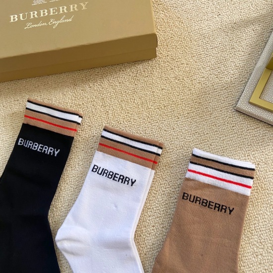 On January 22, 2024, one box of 3 pairs. Burberry Instagram is a super popular small item that is a must-have for trendsetters. It features classic letter logo mid length socks, a personalized and fashionable versatile style that you deserve. Made of comb
