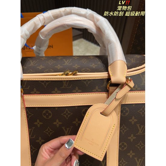 2023.10.1 P300 ⚠ The size 47.32LV pet bag is super large and easy to fit. The inner layer of the bag is specially treated, waterproof and scratch resistant. The cushion inside is soft and sticky, and there is also a small window with a rolling shutter on 