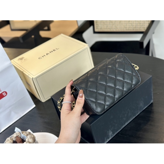 On October 13, 2023, 200 comes with a folding box and an airplane box size of 17 * 10cm. The Chanel Classic Wealth Bag woc has excellent quality! The bag has a slot and a hidden bag! Very practical!
