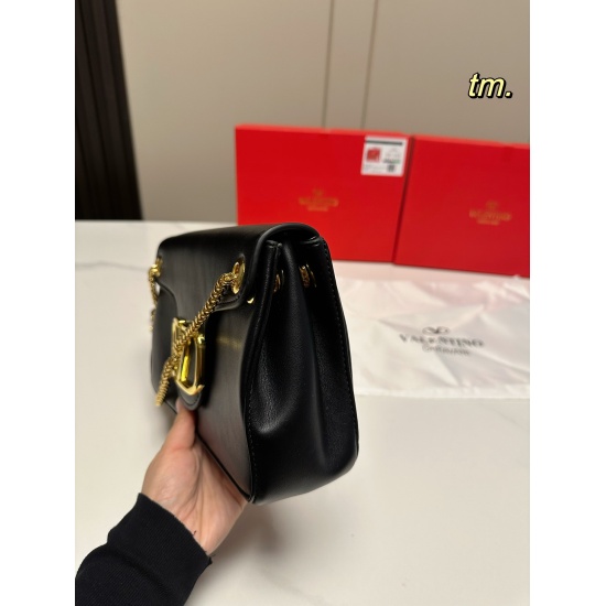 2023.11.10 P215 (with box) size: 2715VALENTINO New Shoulder Backpack Handbag Decorated with Metal Vlogo Signature~Decorated with the iconic One Study, the flip bag has a slim body! The iconic spike element on the chain shoulder strap is quite elegant ✅