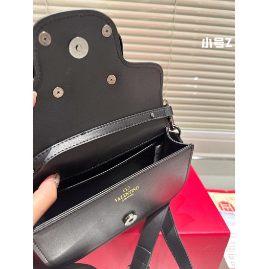 2023.11.10 P200/P195 Folding gift box Valentino LOCO small black bag with two shoulder straps unlocks fashionable charm cool and cute The most beautiful girl in the whole street is 28cm 20cm