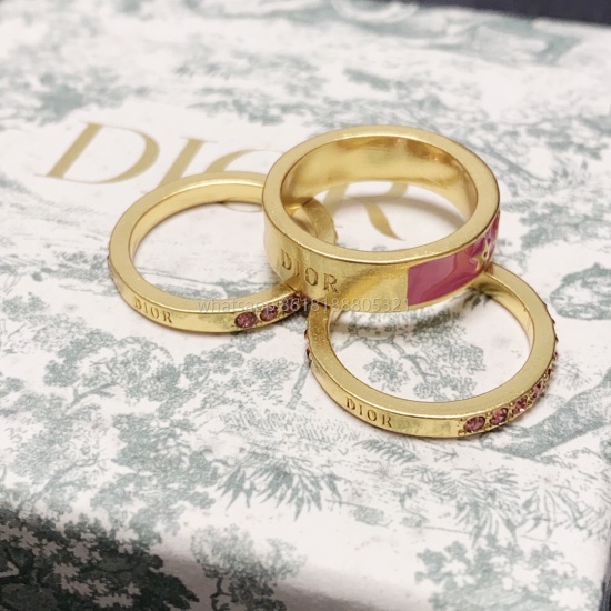 On July 23, 2023, Dior Dior Full Diamond Three Set Fashion Collection Barbie Pink Set Pink Diamond Ring! The new color is a must-have summer item that I can't help but boast about when I wear it. Its minimalist design is super exquisite and shows off whit