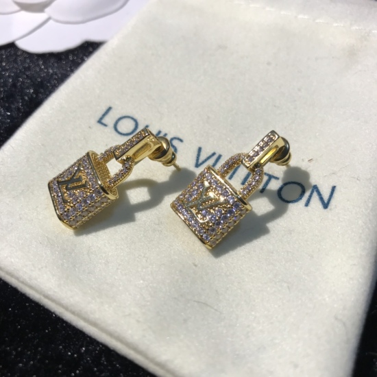 20240411 BAOPINZHIXIAO25 ☀ Louis Vuitton LV Full Diamond Earrings ☀ Original order goods ☀ The consistent brass material at the counter is a hot selling product, and I personally love it. [Shy] The design is unique, retro, avant-garde, and a must-have for