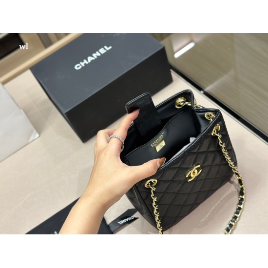 On October 13, 2023, 230 comes with a folding box and airplane box size: 18 * 19cm. Chanel 2023 bucket bag caviar chain matching details