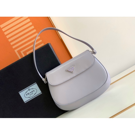 On March 12, 2024, P640 small size {flip purple} exclusive PRADA new vintage underarm bag is coming! This year's popular vintage underarm bag has always been popular. The whole leather is delicate and smooth, and the irregular shape of the bag design is c