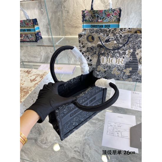 On October 7, 2023, the P250 new small Dior Book Tote is an original work signed by Christian Dior Art Director Maria Grazia Chiuri and has now become a classic of the brand. This small style is designed specifically to accommodate all your daily necessit