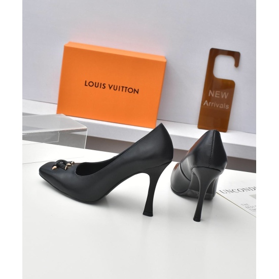 The 20240413 L @ V/Rose Classic has been updated again. This single shoe is simple, generous, and comfortable to wear. The shoe is adorned with exquisite hardware buttons, small square toe high heels, and classic fashionable and elegant style fabrics: hig