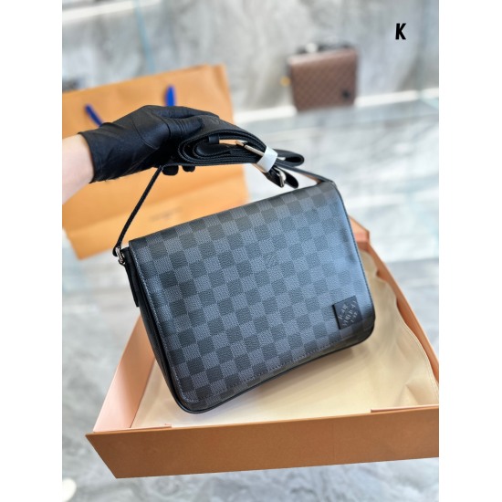 2023.10.1 PVC p230 pressed grid p240Lv/OUTDOOR messenger bag Specification: L26.0xH20.0xW10.5cm Men's bag recommended~Iv outdoor messenger bag is a must-have for commuting bags, really recommended. It can be cross slung, one shoulder, can also be used as 