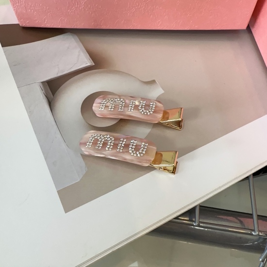 220240401 P 60 comes with a packaging box (pair). The new Miumiu side clip bangs clip comes in a candy color series, simple and elegant, practical and versatile. It's worth buying!