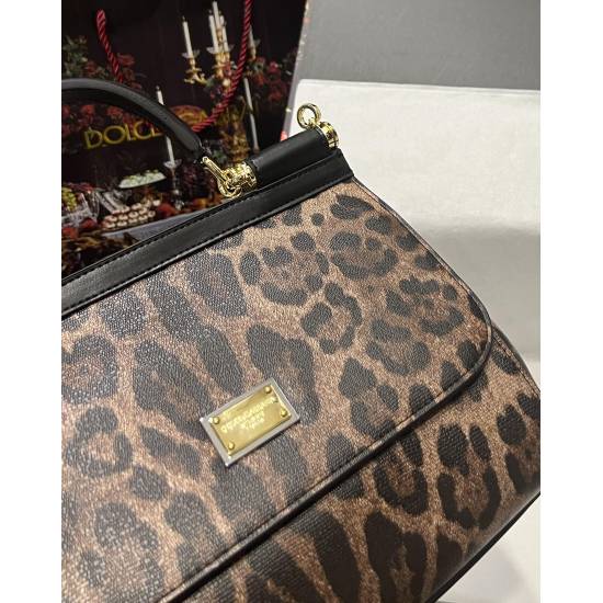 20240319 batch 520 top original Dolce Gabbana imported cowhide earth yellow leopard print, every display always emits heat and radiance ✨ The highlights always make people love them, regardless of their hands. The color is always outstanding, and the mate