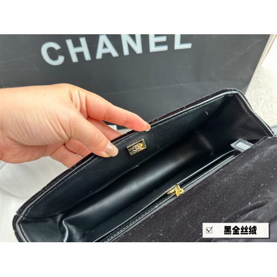 On October 13, 2023, 210 comes with a box size of 26 * 15cm Xiaoxiangjia Black Gold Velvet Bag! The best Vintage vintage style! Ultimate! Ultimate!